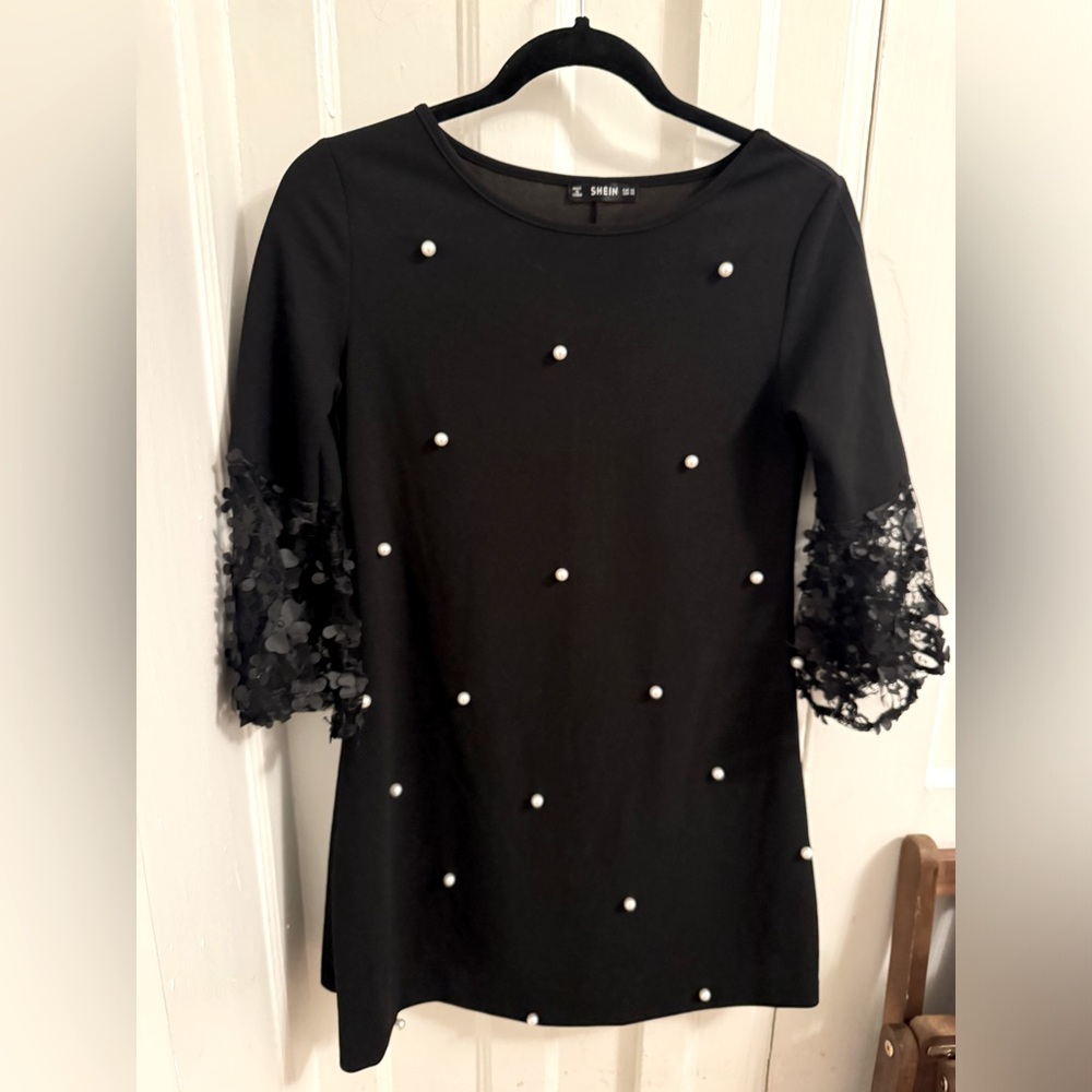 Cute XS SHEIN black dress with 3D pearls and flowers!